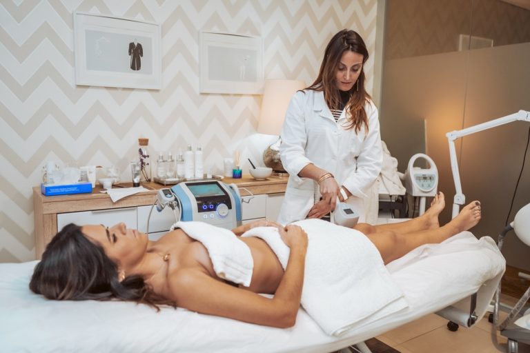Woman doing cosmetic treatments Beşiktaş Güzellik Salonu