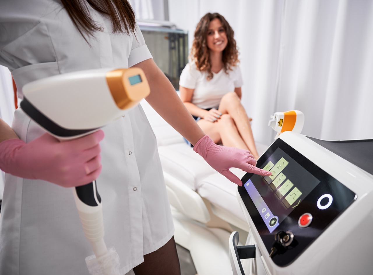 Cosmetologist using laser epilation machine in beauty salon Beşiktaş Güzellik Salonu